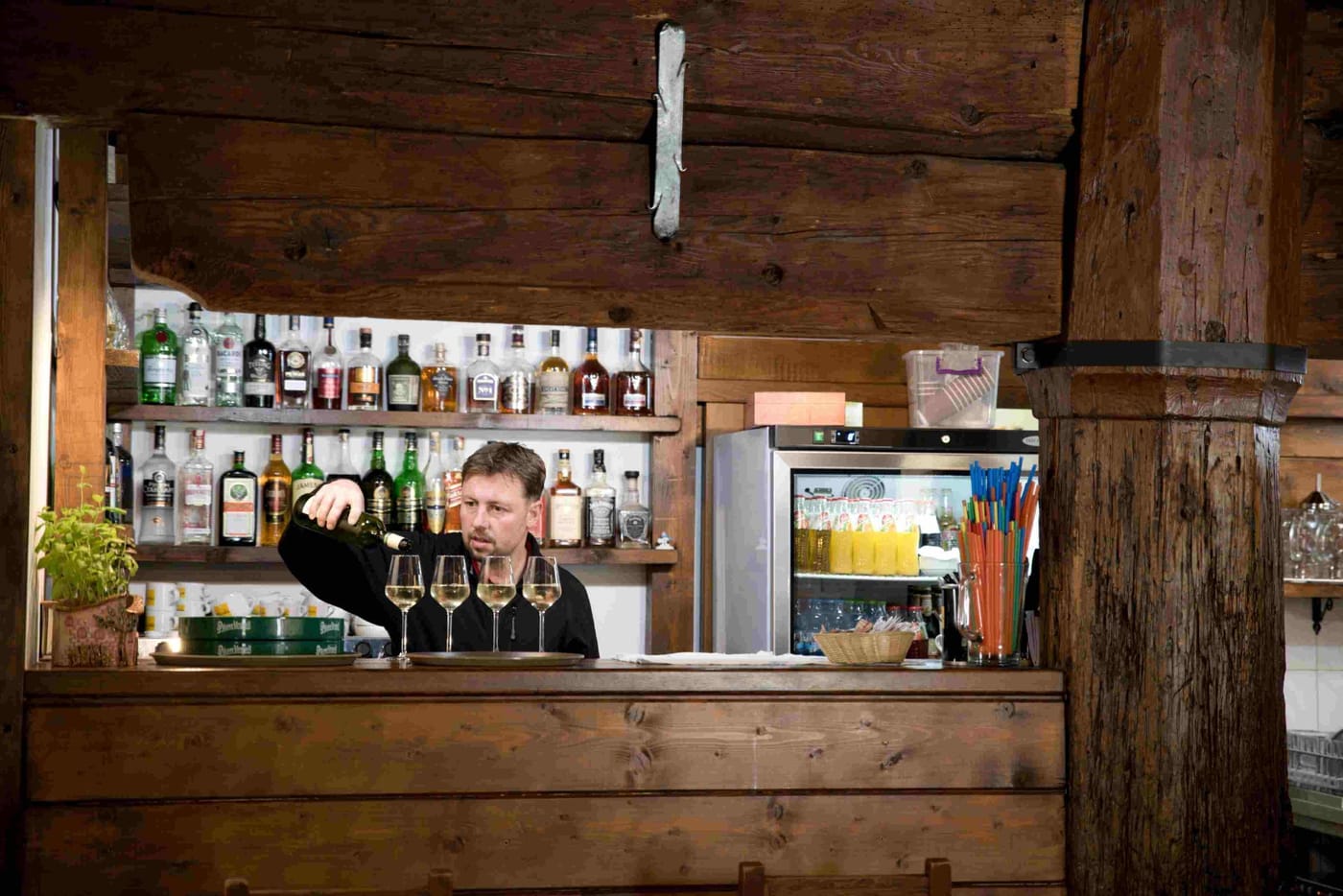 Bar ZDROJe — police s whisky, ginem a rumy