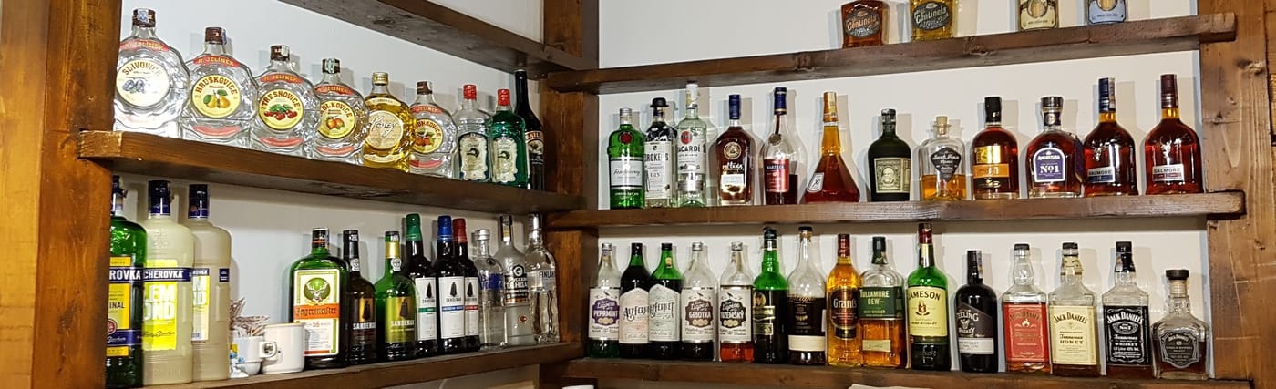 Pohled na bar s lahvemi a výčepem