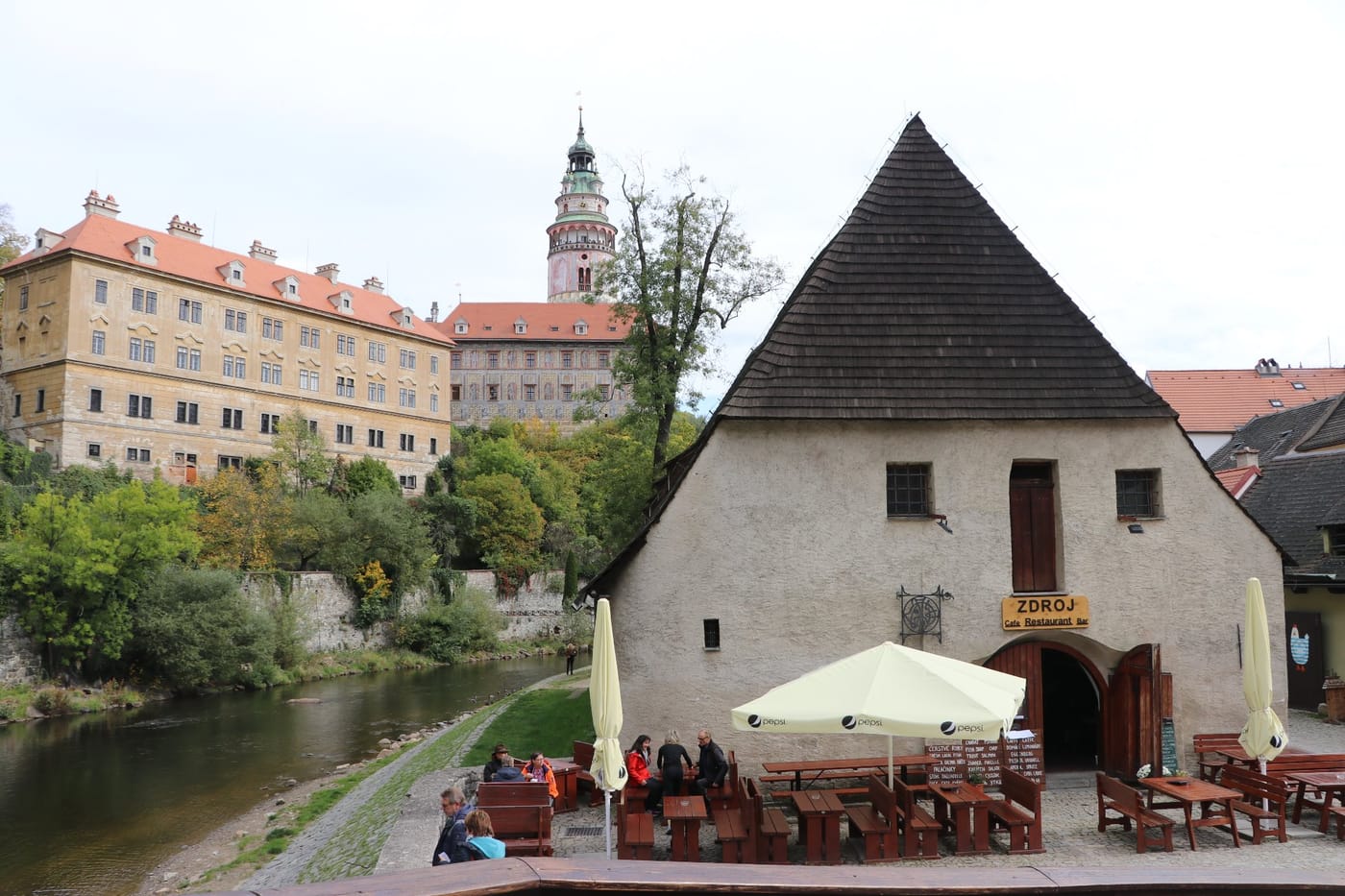 Prostřené stoly v hlavním sále