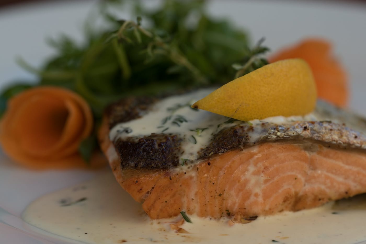 Stoly u okna v restauračním sále ZDROJe